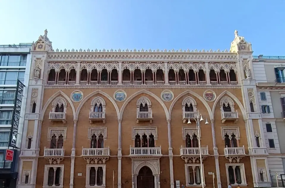 đ Lâeleganza nascosta di Palazzo Fizzarotti (Bari)