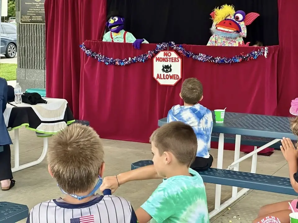 Madcap Puppets: Monkey See, Monkey Do!
