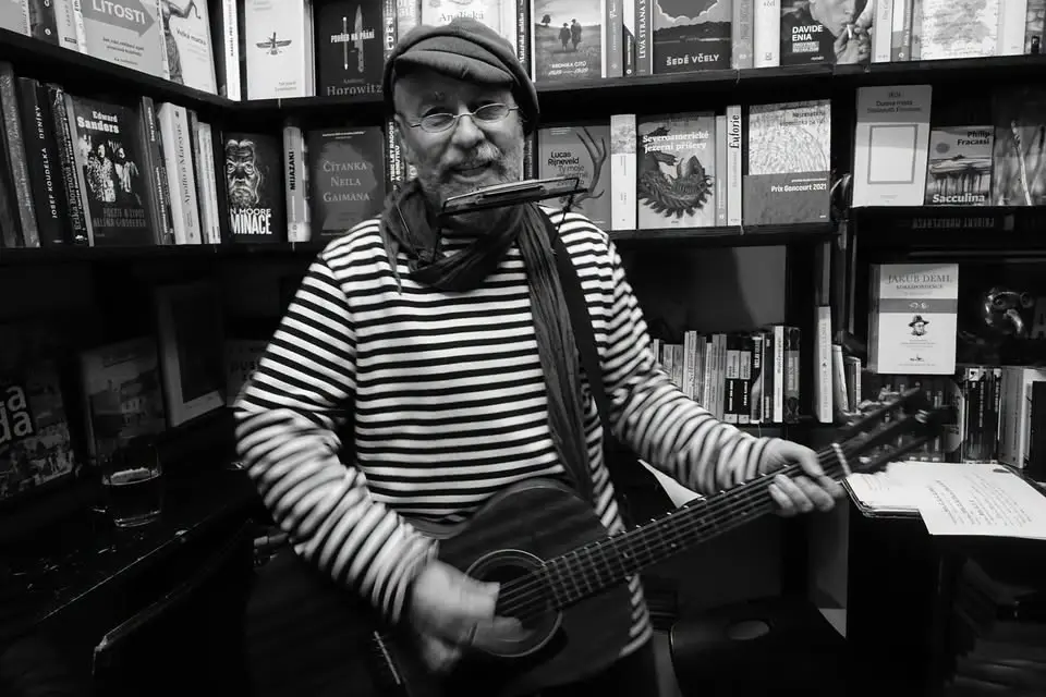 BUSKING NA ZAHRÁDCE:  Původní Bureš acoustic