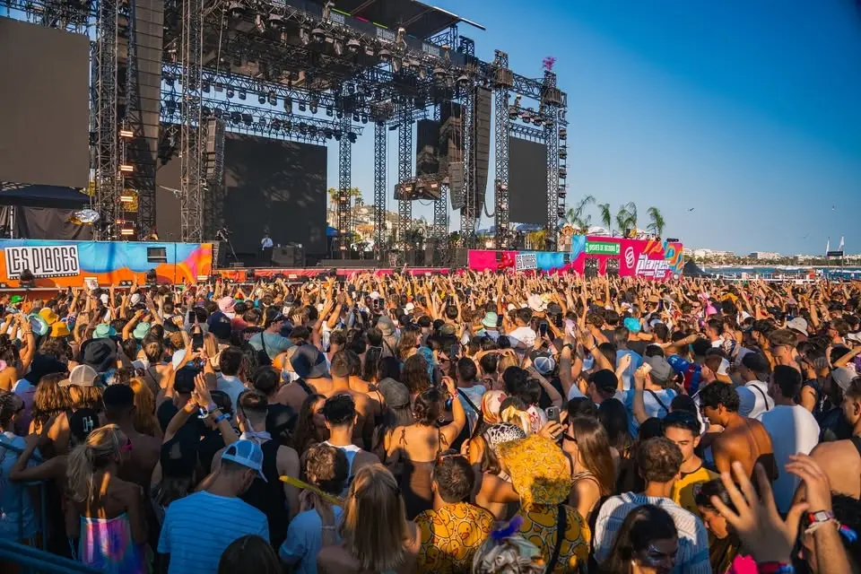 LES PLAGES ÉLECTRONIQUES / CONCERT / CANNES