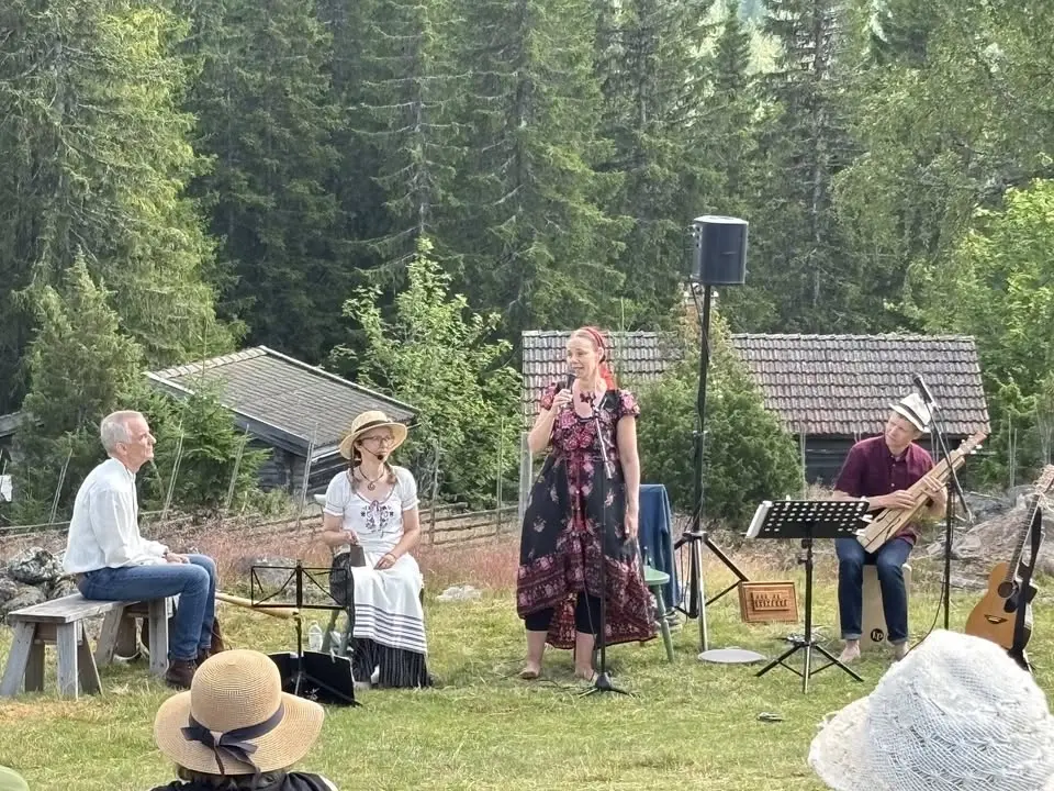 LÄNGS FÄBODSTIGAR - vallmusikkonsert på Nysjöns fäbod