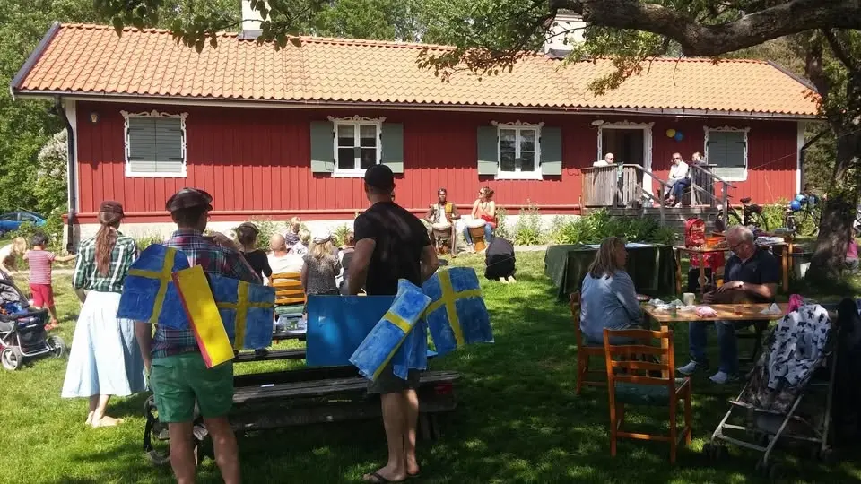Nationaldagsfika och författarbesök på Bergholmstorpet