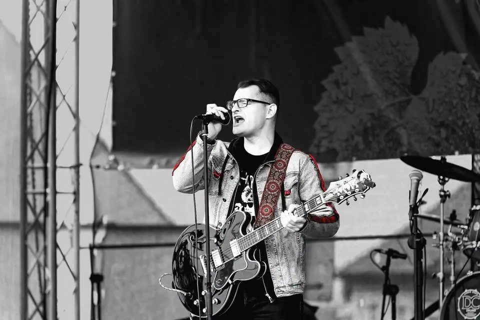 BUSKING NA ZAHRÁDCE: Bob Rathan