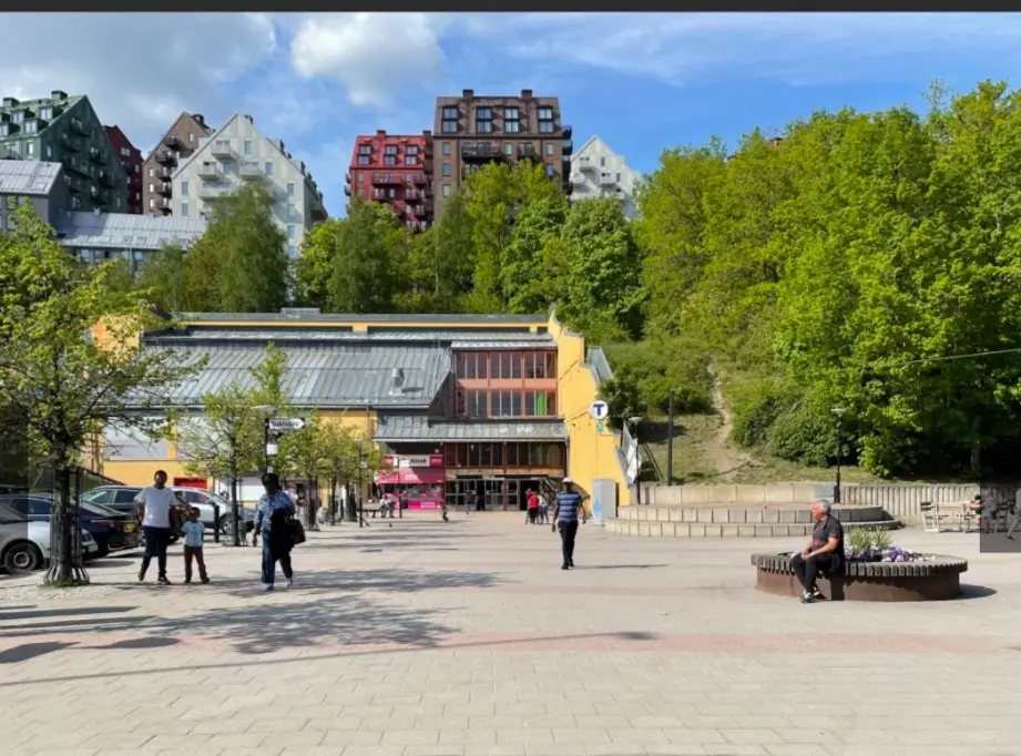 Loppis i Alby centrum (på torget)