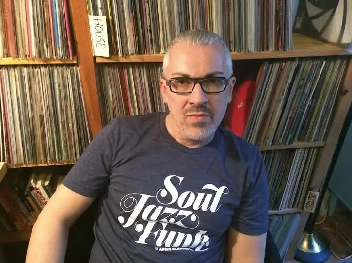 DJ Tony M på People Like Us Beer Bar.