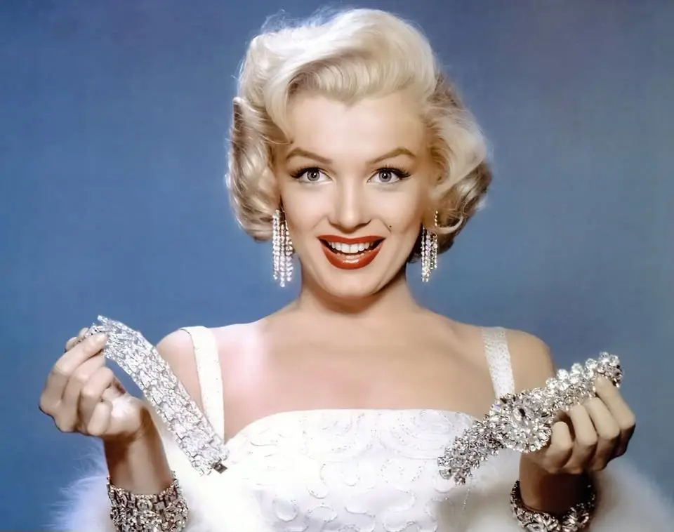đŽâ PROJECTION EN PLEIN AIR : LES HOMMES PRĂFĂRENT LES BLONDES