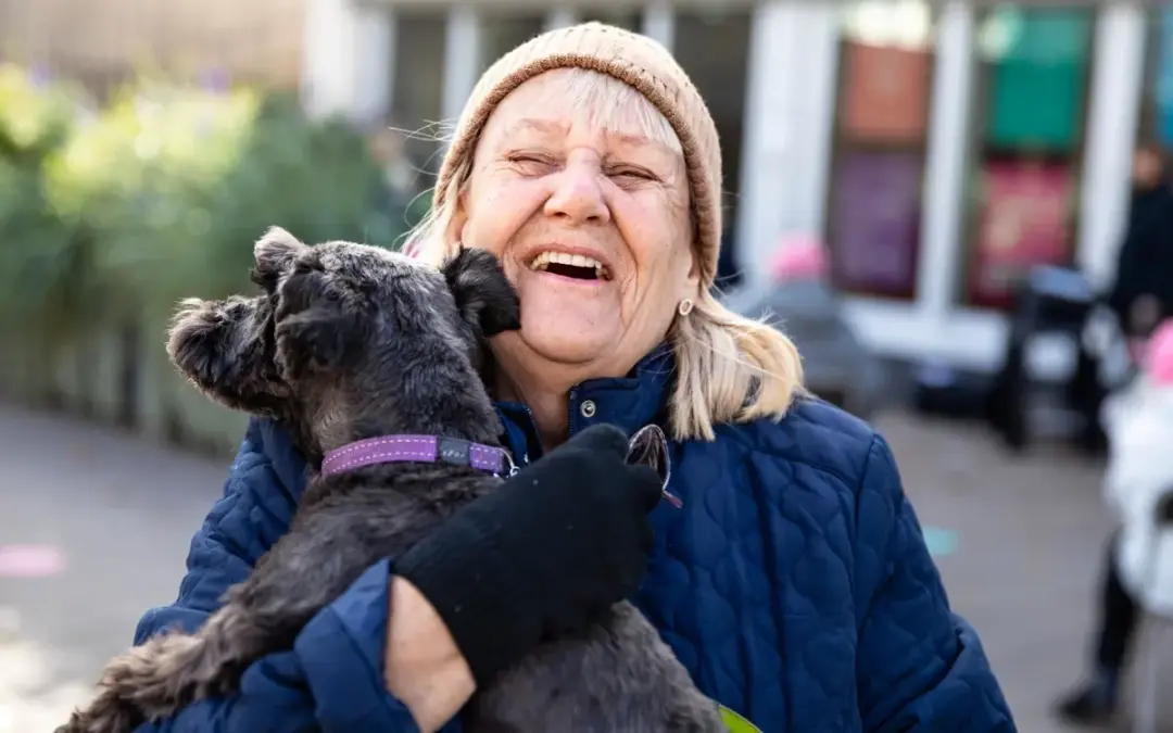 Träffa vårdhundarna Rozzo och Lola