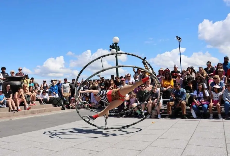 PLAF! - Spectacle fixe acrobatique de hula-hoop et roue allemande