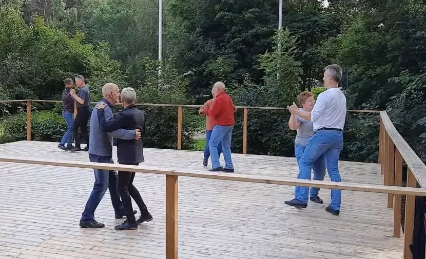 Sommardans på Röjningens utedansbana