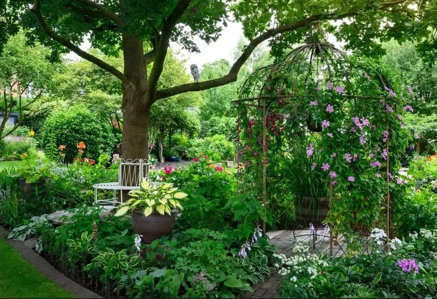 VISIT TO GROOM'S COTTAGE AN AWARD-WINNING GARDEN IN WATERS UPTON