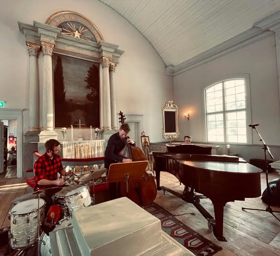 Sommarmusik: Jazztrio, På skånska, i John Enningers fotspår