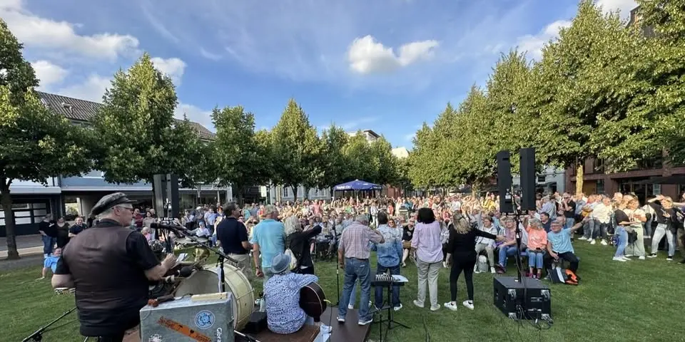 Freitag18 - Der Dreiecksplatz singt