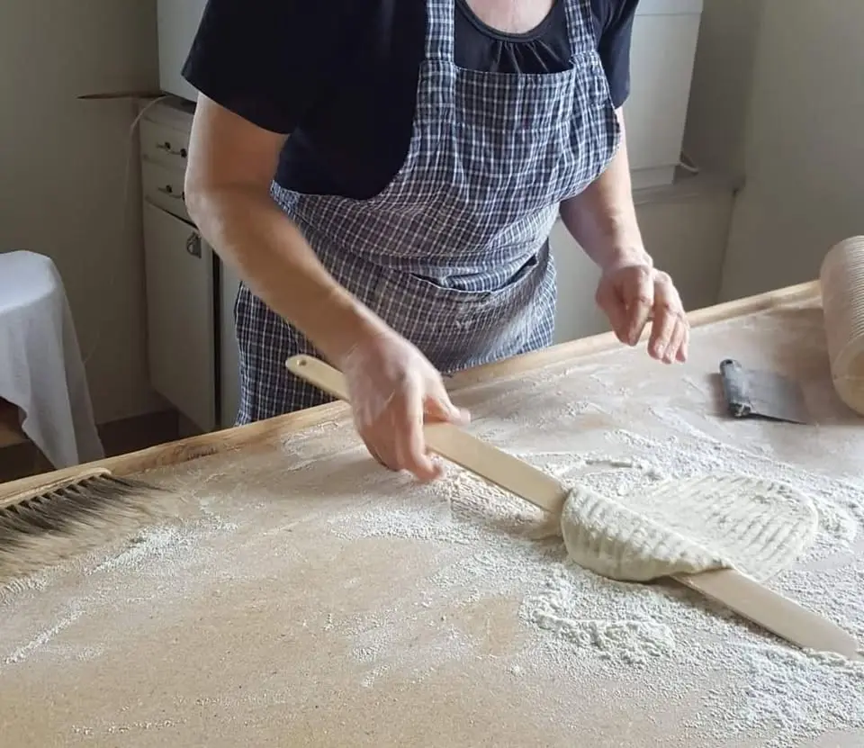 Tunnbrödsbakning för visning och försäljning