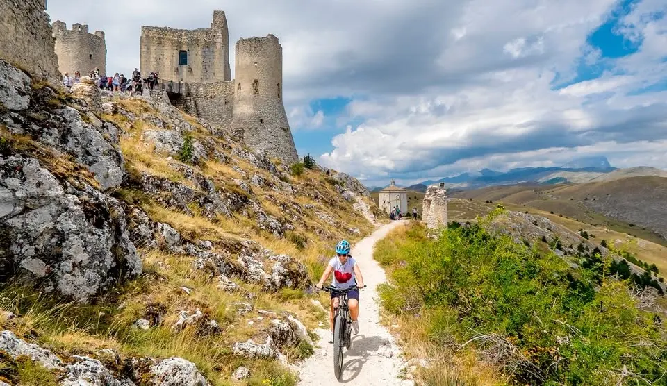 In E-BIKE a Rocca Calascio e Santo Stefano di Sessanio