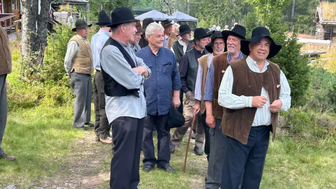 Skattlösberg Finngammelgården - Helgdagskväll vid timmerkojan 