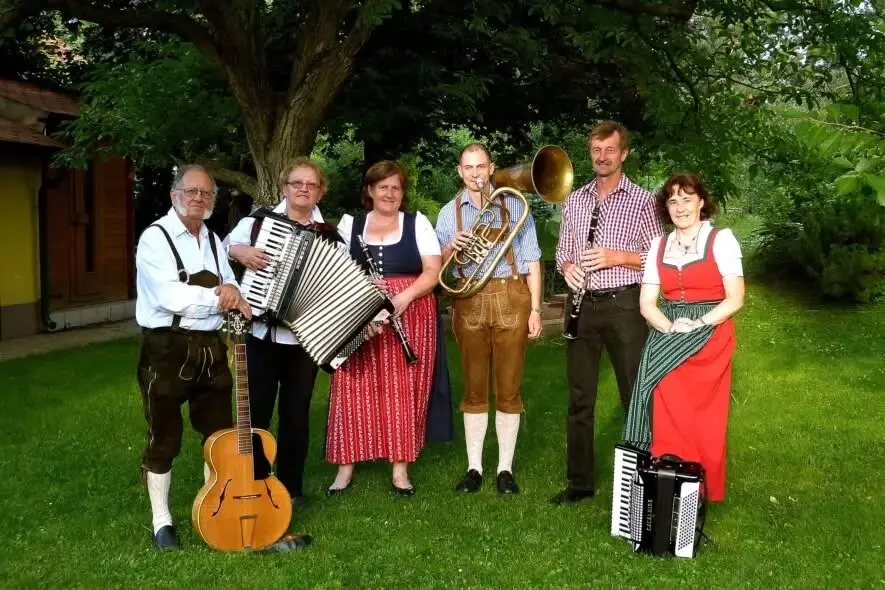 Platz´lkonzert zum Tagesausklang mit der TanzlMusik Münchendorf 