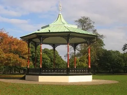 Laurence O n the Blistered Mirrors on GREENWICH PARK BANDSTAND