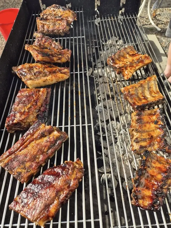 Spare Rips satt im Biergarten frisch vom Grill / Cocktails 5 Euro 