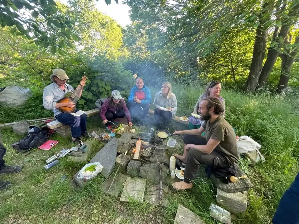 Försommarhäng vid brasan