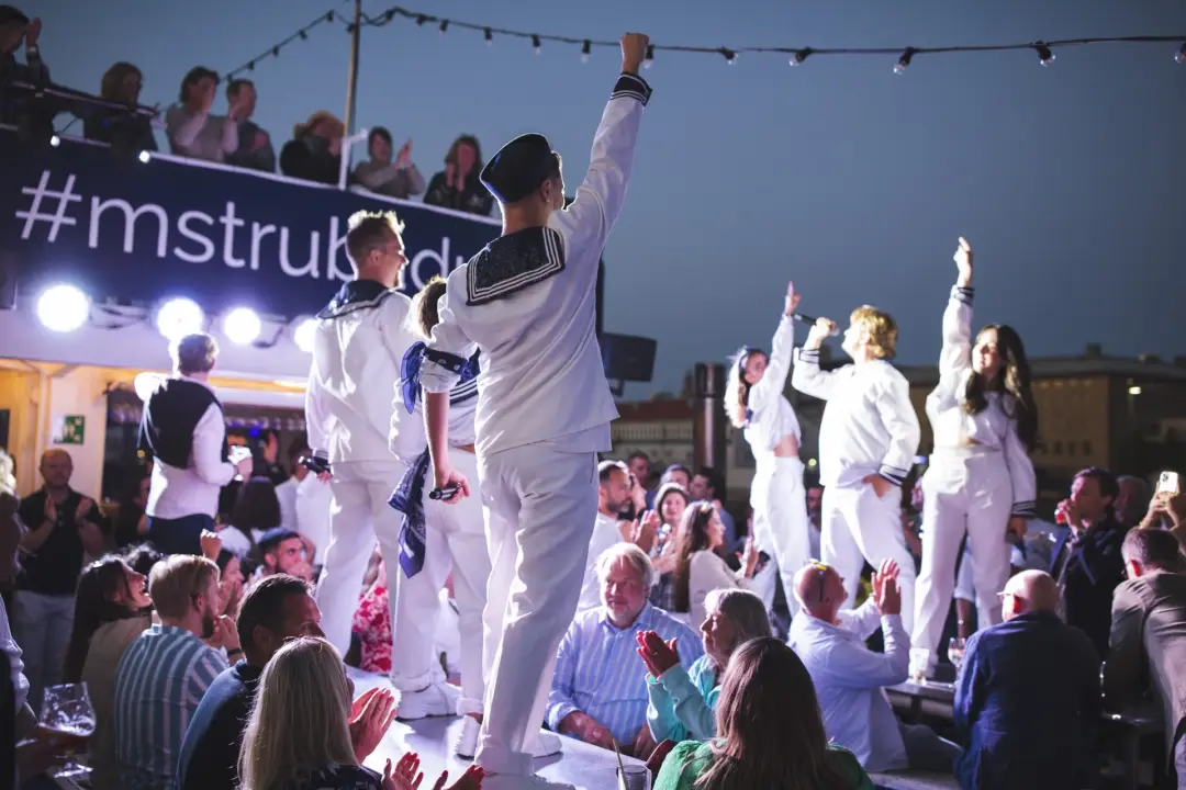 Skaldjurskryssning med show