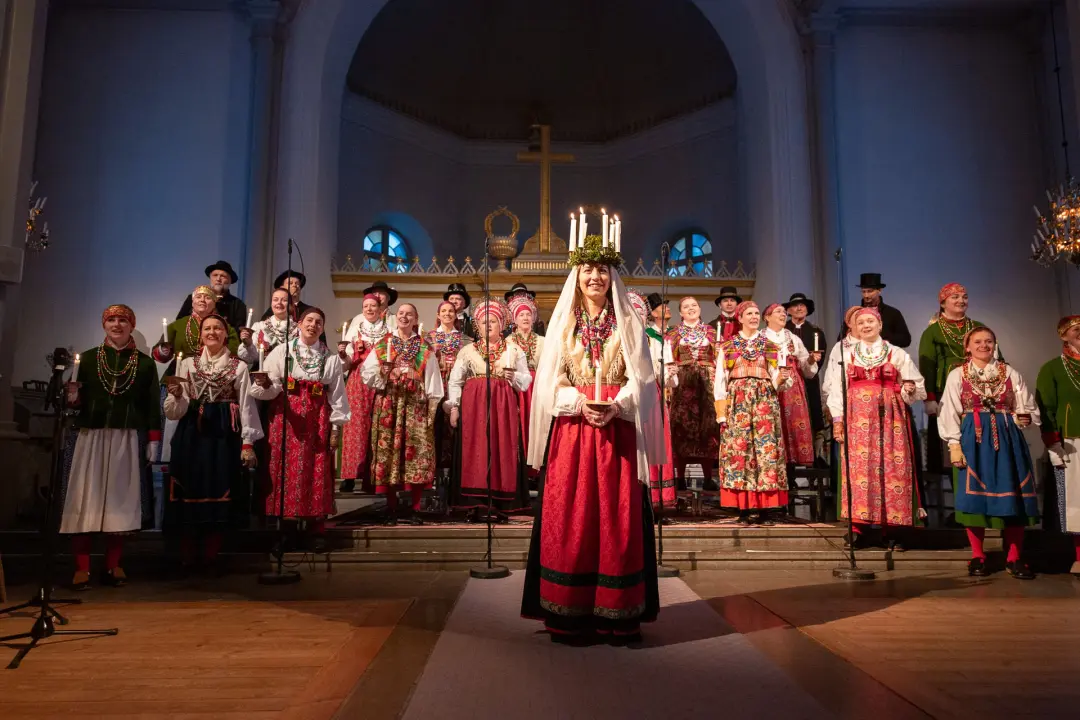 Dalarnas Lussibrud-ett luciatåg i folkton