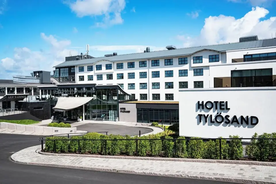 Stor sommarauktion torsdag 23 juli kl.18:00 visning kl.17:00 Hotel Tylösand (Watson)