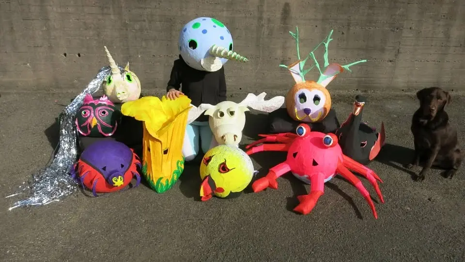Skapa en rolig figur eller mask i papier-mâché!