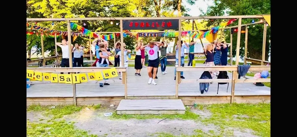 Salsa & Bachata i Solen på Sprallen! Intro-workshop, socialdans, picknick & uteservering!