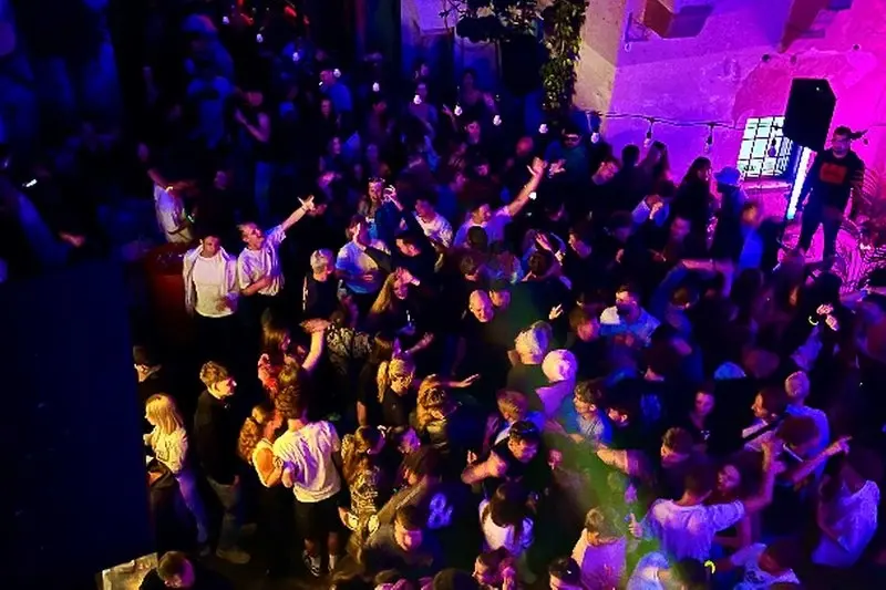 2000s WAVE Party
