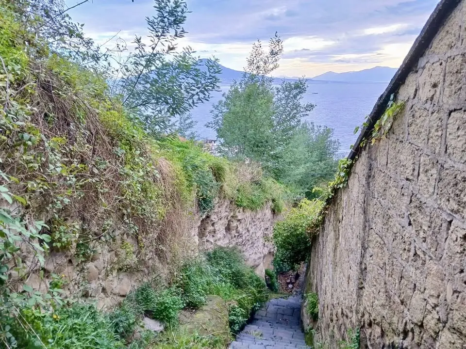 Su e giù per le pedamentine di Posillipo
