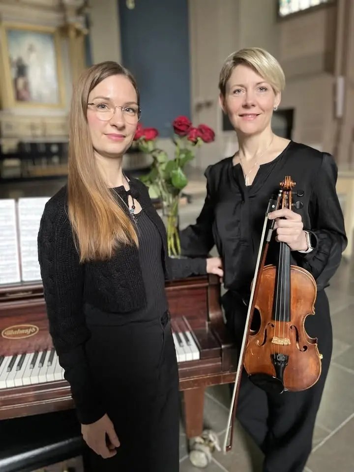 Musik i sommartid - två sopraner och en fiol!