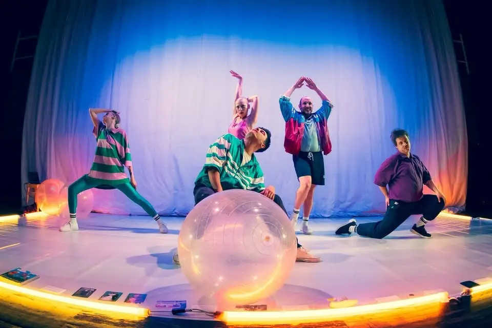 Spektakl "Mleko w tubce - o dzieciństwie w latach 90" | Teatr Polska