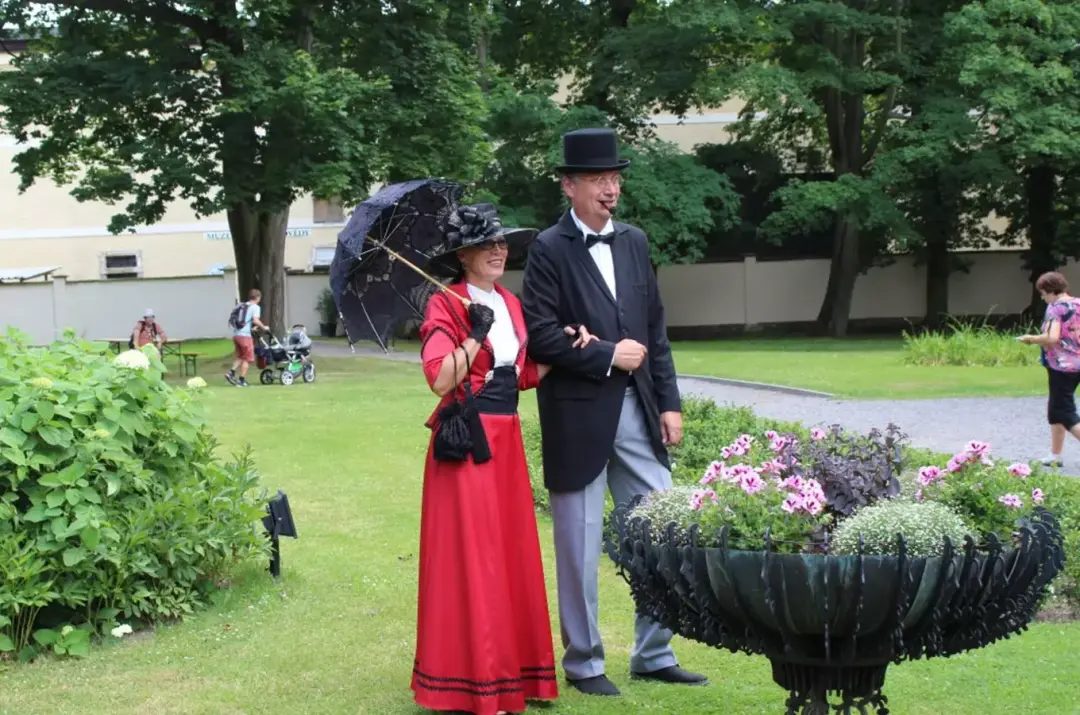 Promenáda v kloboucích na zámku Doudleby