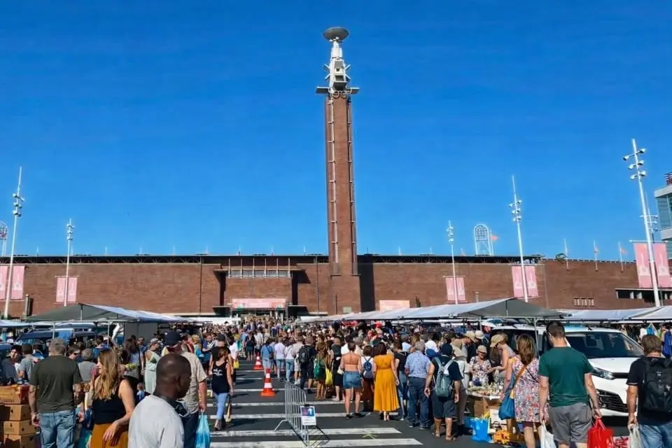 Mega VLOOIENMARKT & KOFFERBAKVERKOOP | Amsterdam 