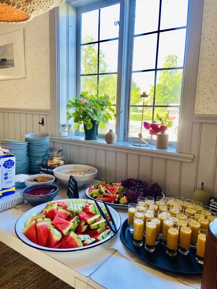 Melodikryss med frukostbuffé