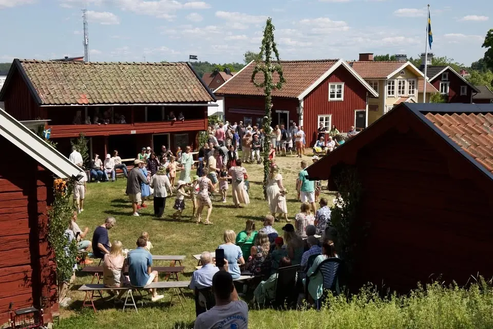 Traditionellt midsommarfirande midsommarafton kl 13.00 på Frustuna hembygdsgård