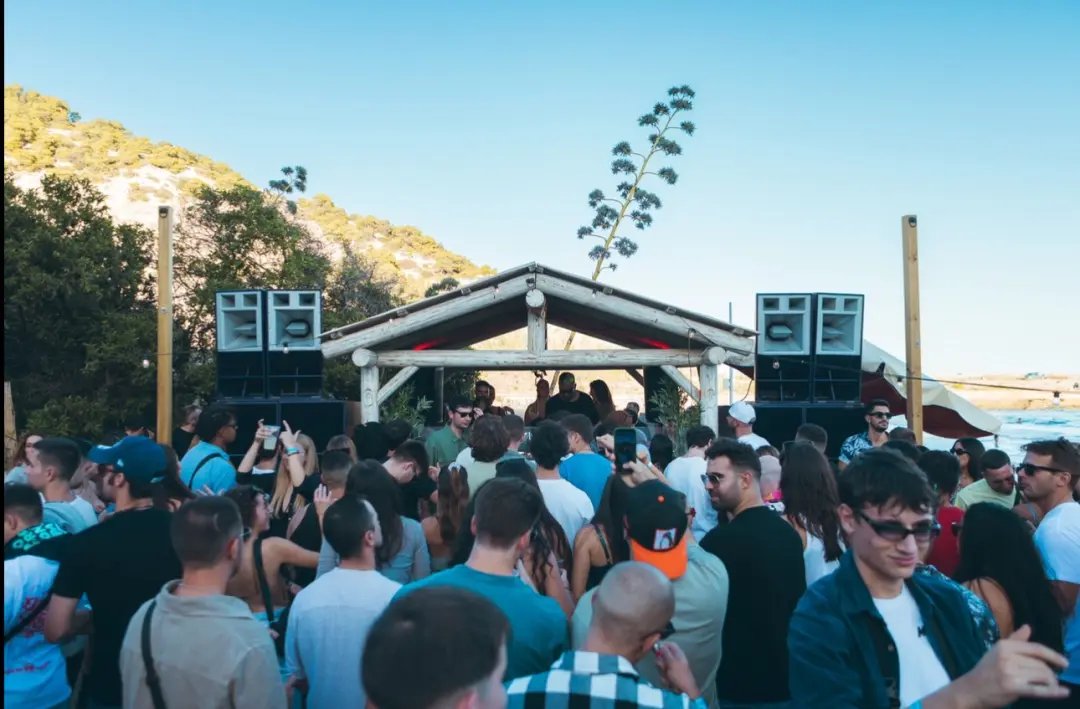 EL PARIPÉ GOES TO HOLA CLUB