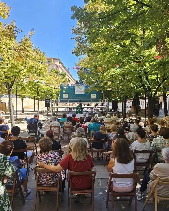 Misa en la Plaza Primero de Mayo con motivo de las fiestas del barrio