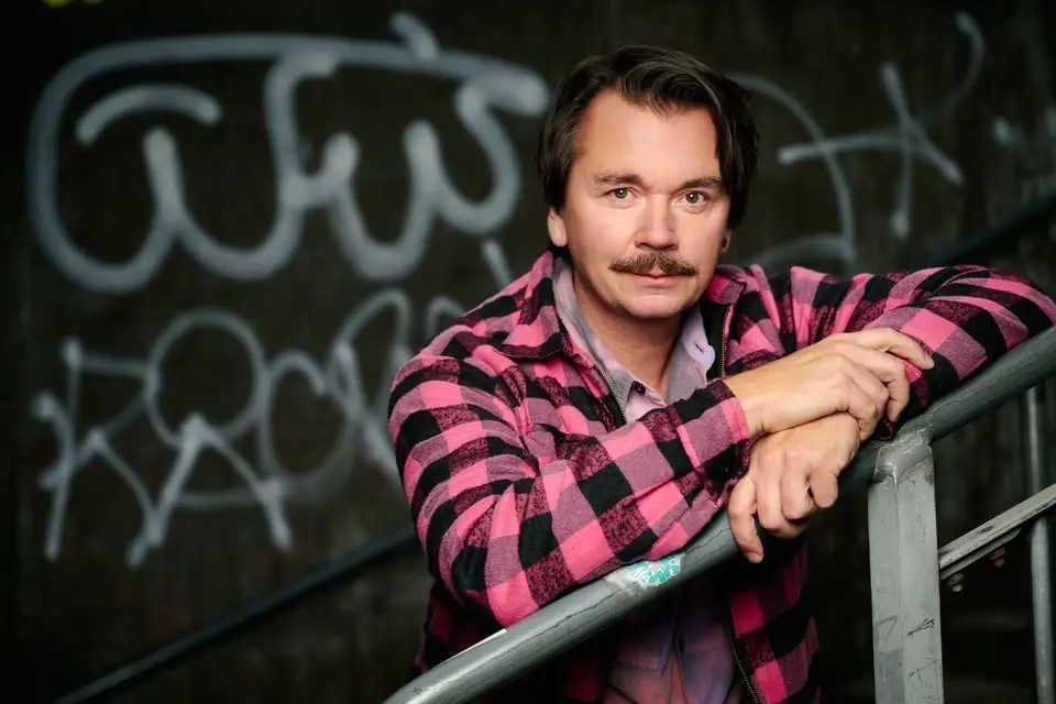 Vi måste hålla kontakten en föreställning om vänskap - Emil Gittansson Jensen
