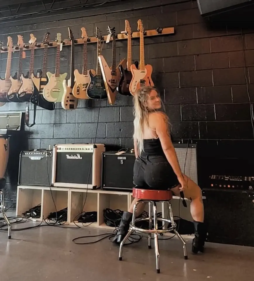 ✨💘🎸Live Music with Alex at Rachel’s Pour Choices Cincinnati