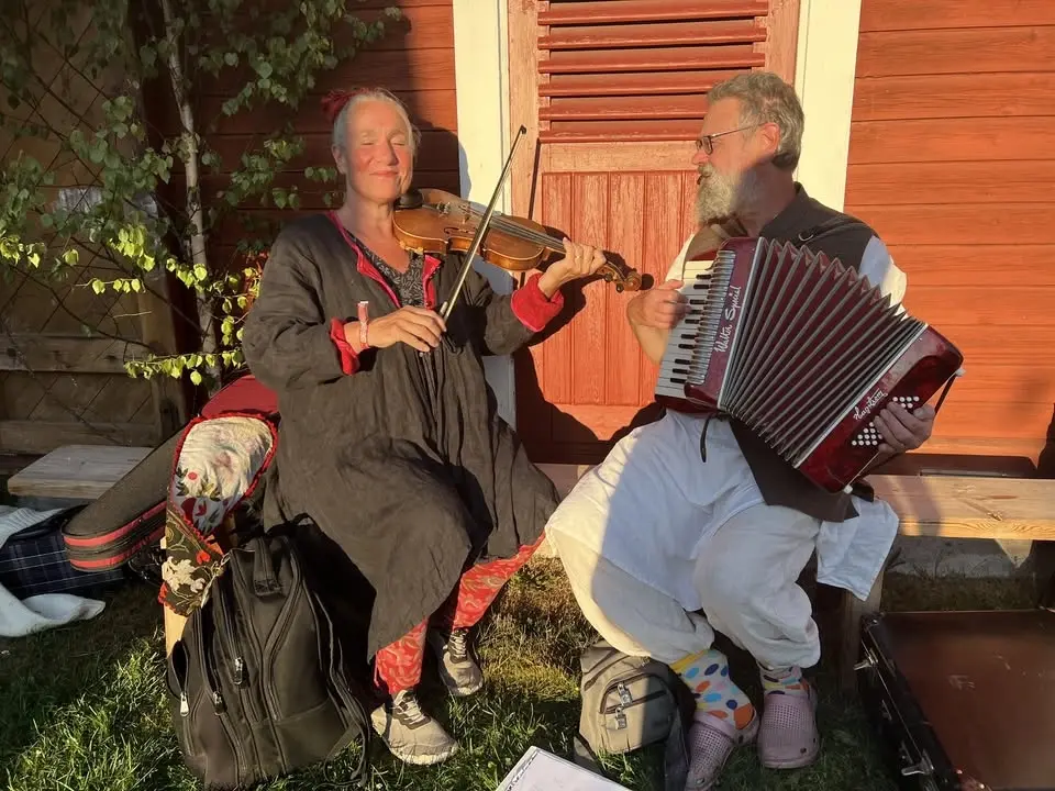 Stämningsfull folkmusik på Skogs RAW cafe