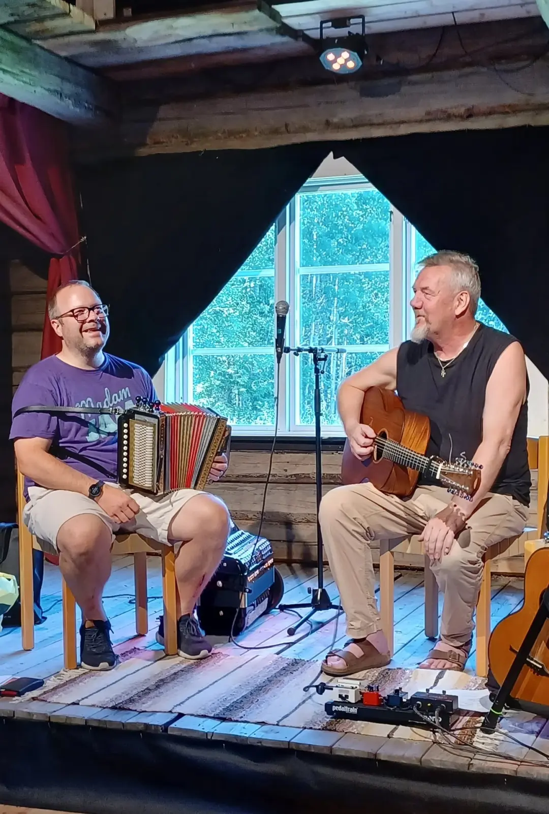 Sandum Tallroth spelar folkmusik hos Mitt Musteri i Borgsjö