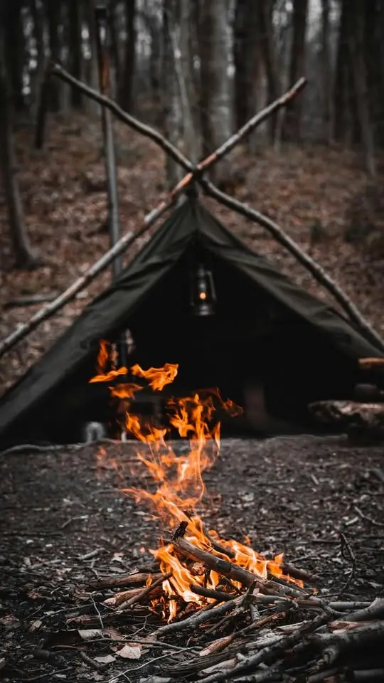 Kojbygge med grill / Hut building and making fire