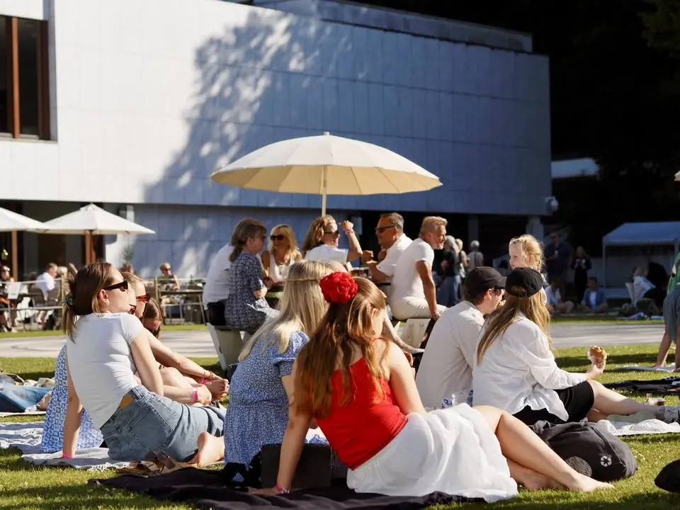 Kunsten Summer Lounge: Pærfekt Croquis og Karoline Funder