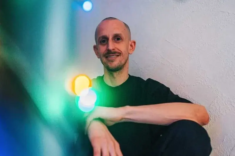 Roman Samotný za barom
