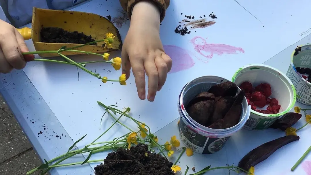 Familie fra 3 år -Vi maler med frugter, bær og planter på papir