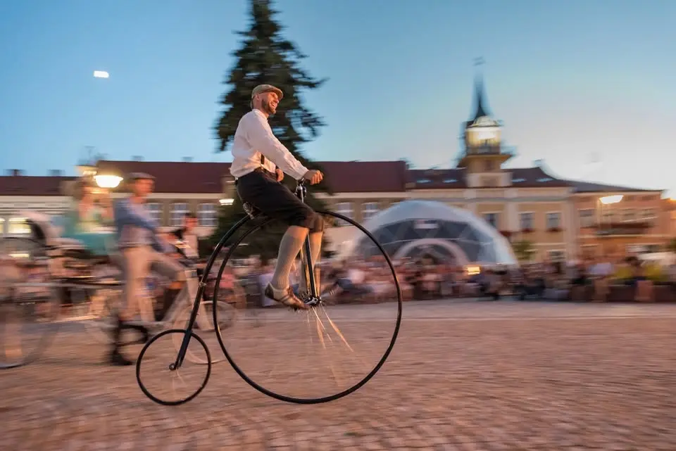 „Lata 20., lata 30.” - impreza plenerowa na Rynku Miejskim w Lubaczowi