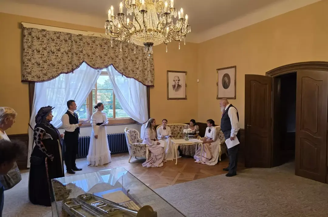 S Valdštejny po dokském zámku
