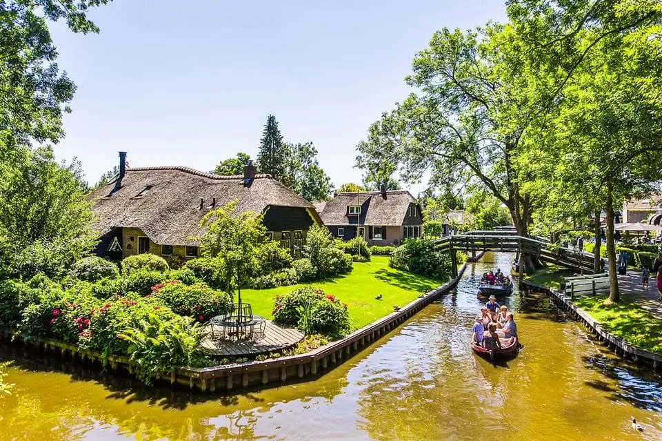 Amsterdam: Giethoorn Day Trip w/Boat Tour - Daily
