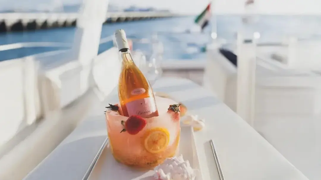✨ Eksklusiv champagneoplevelse – Champagne by Moes x LuxBoat ✨